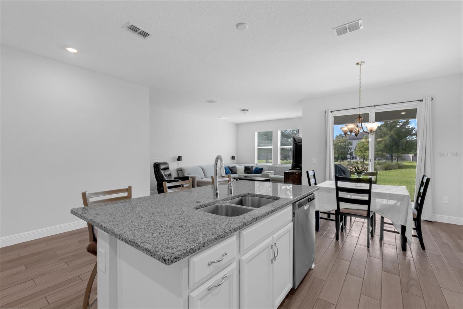 2087 LAURELWOOD WAY