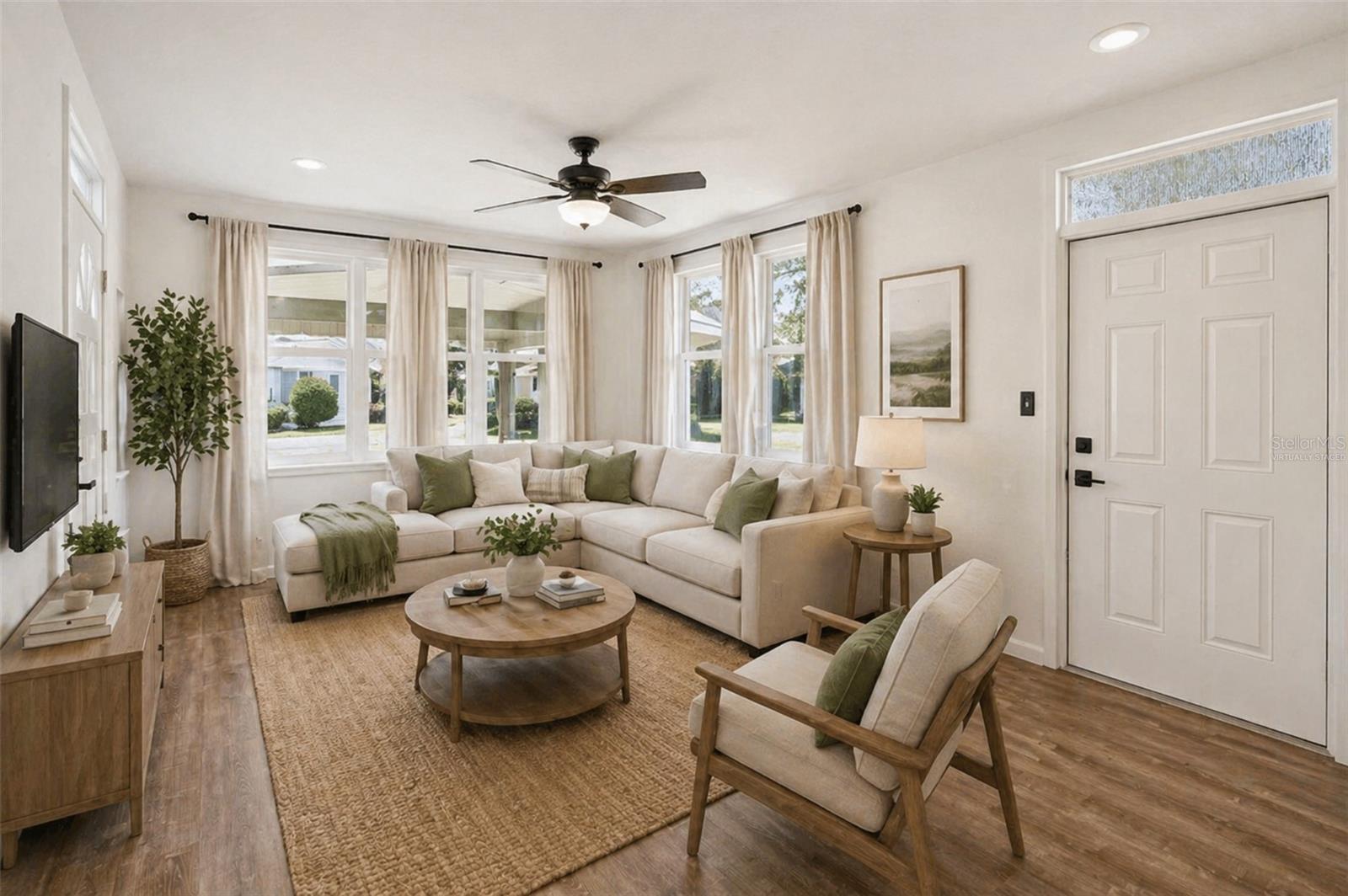 822 POINSETTIA DR