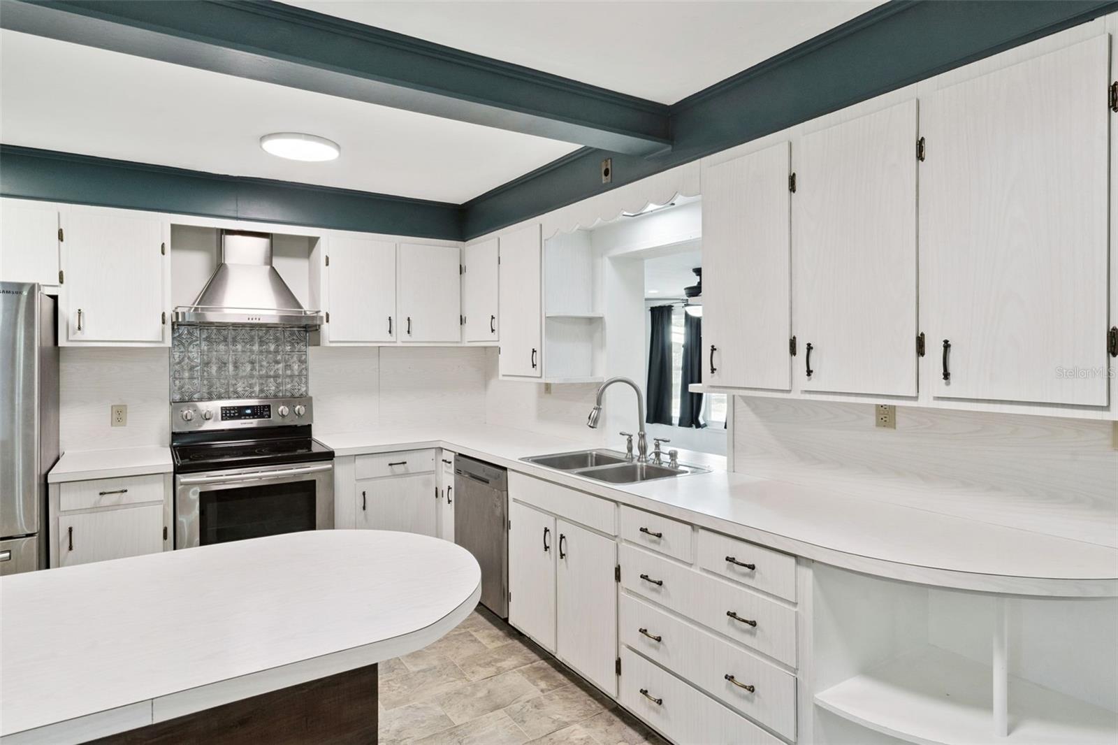 822 POINSETTIA DR