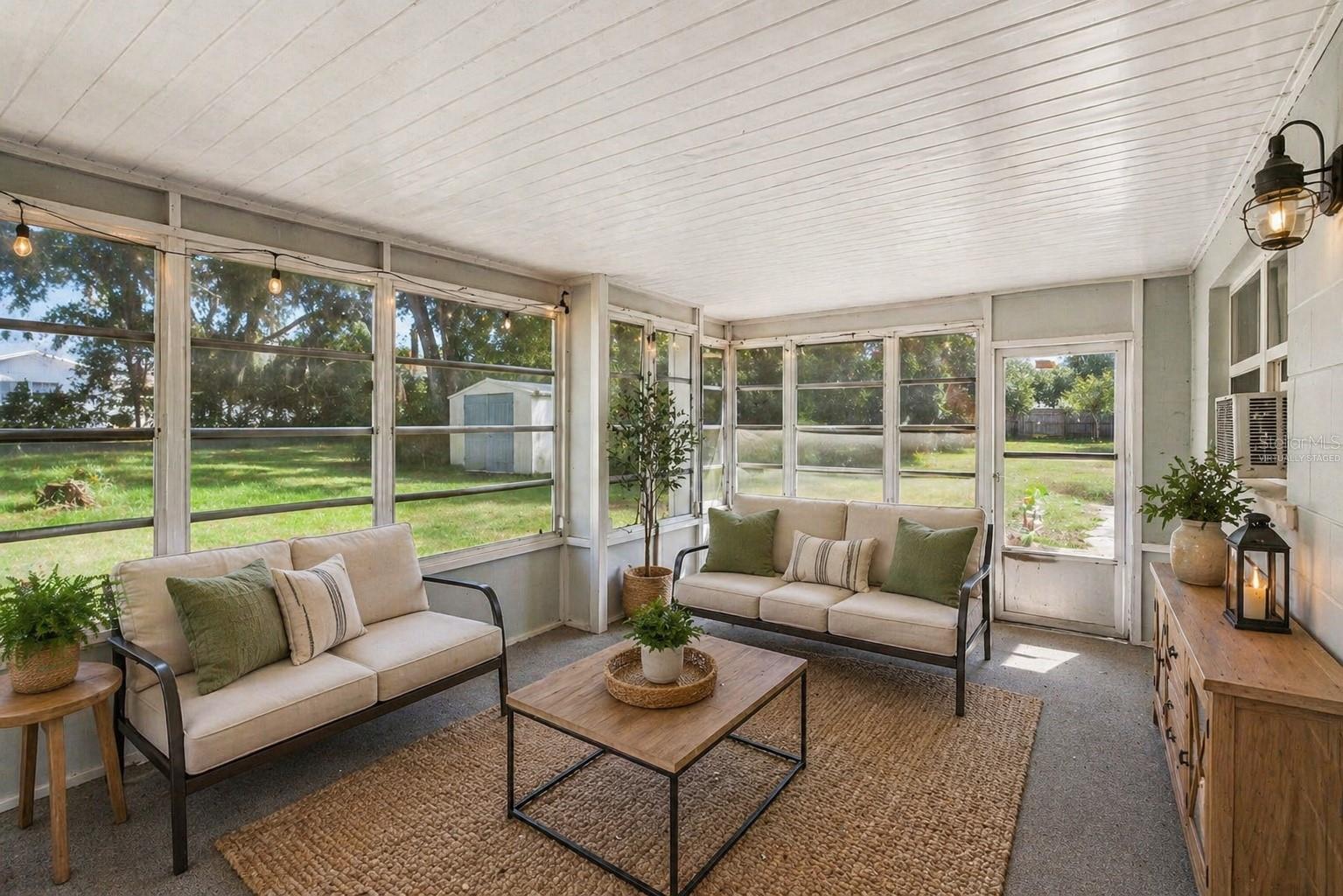 822 POINSETTIA DR