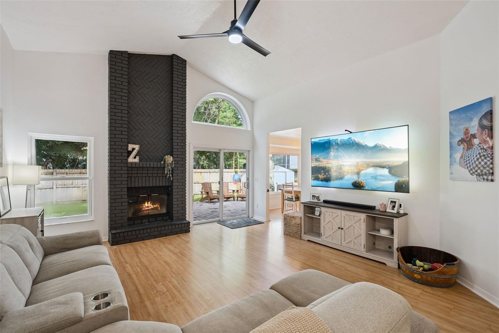 1456 E BROOKSHIRE CT