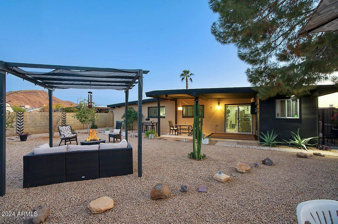 2306 W CORRINE Drive