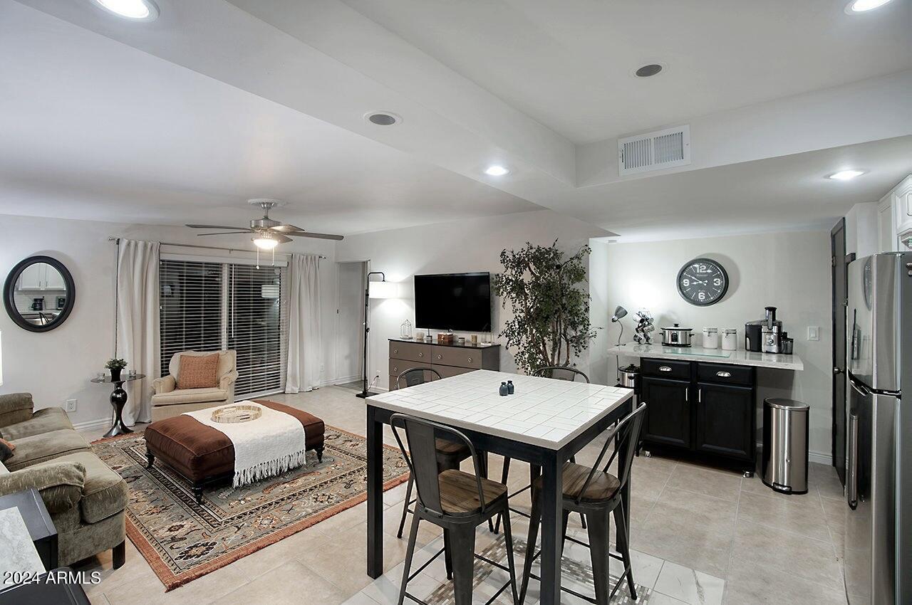 2306 W CORRINE Drive