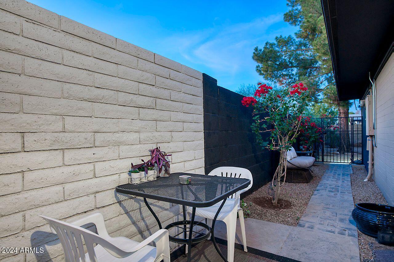 2306 W CORRINE Drive