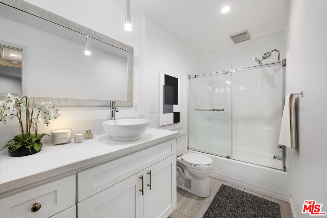 750 N Kings Rd Unit: 115