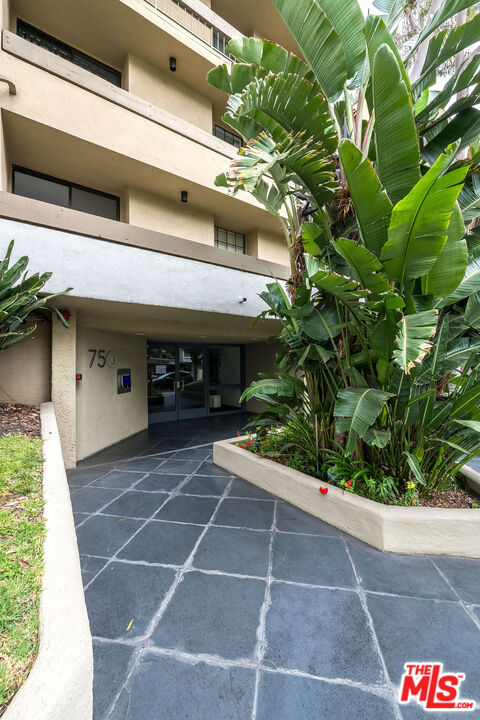 750 N Kings Rd Unit: 115