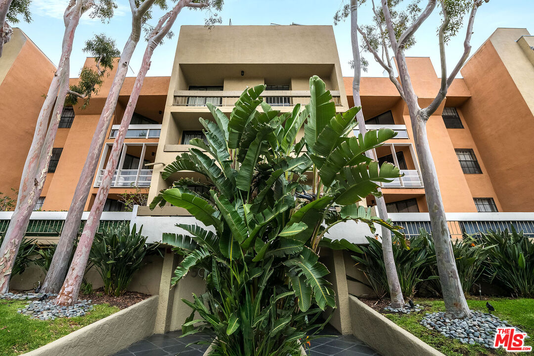 750 N Kings Rd Unit: 115