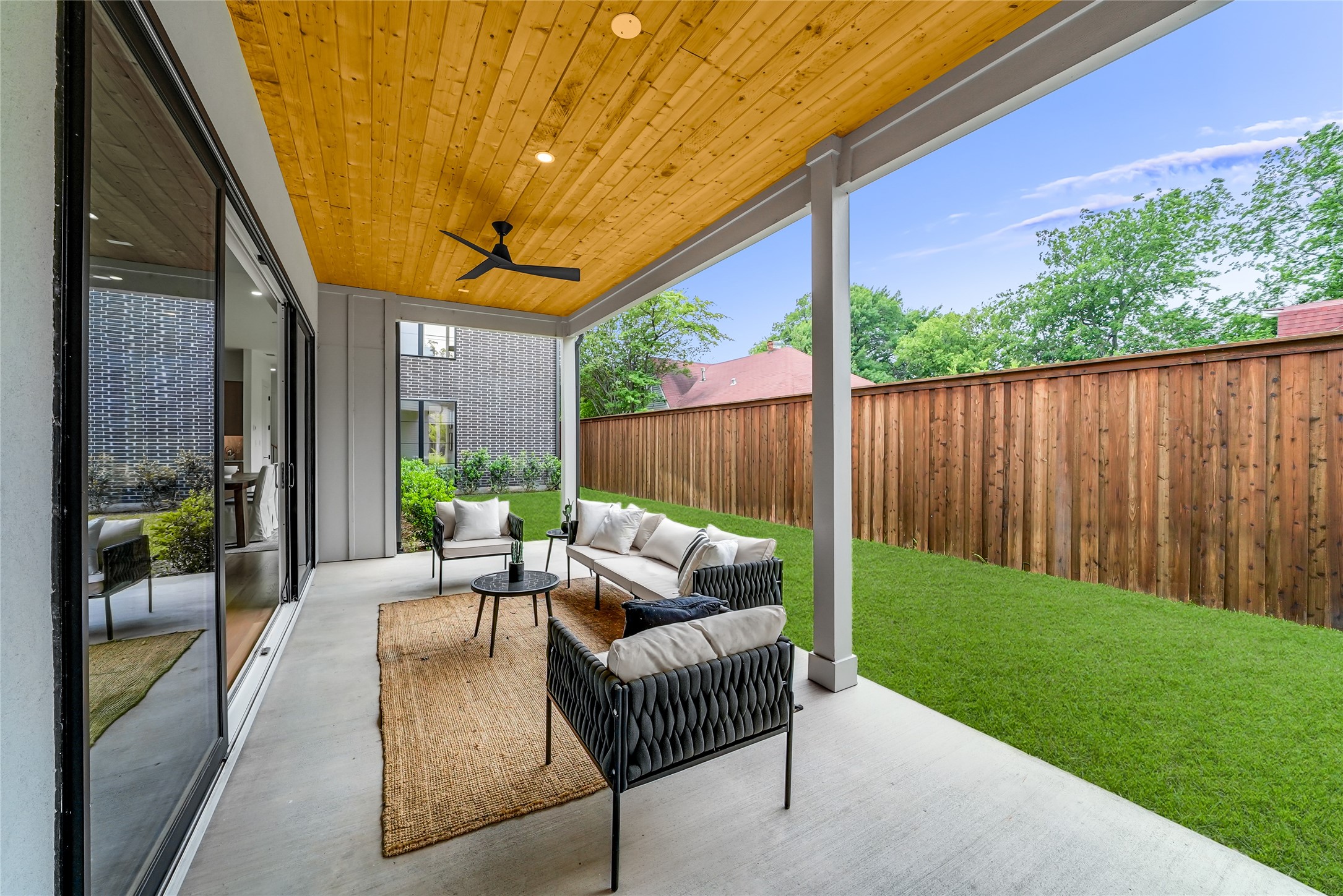 2410 N Prairie Avenue