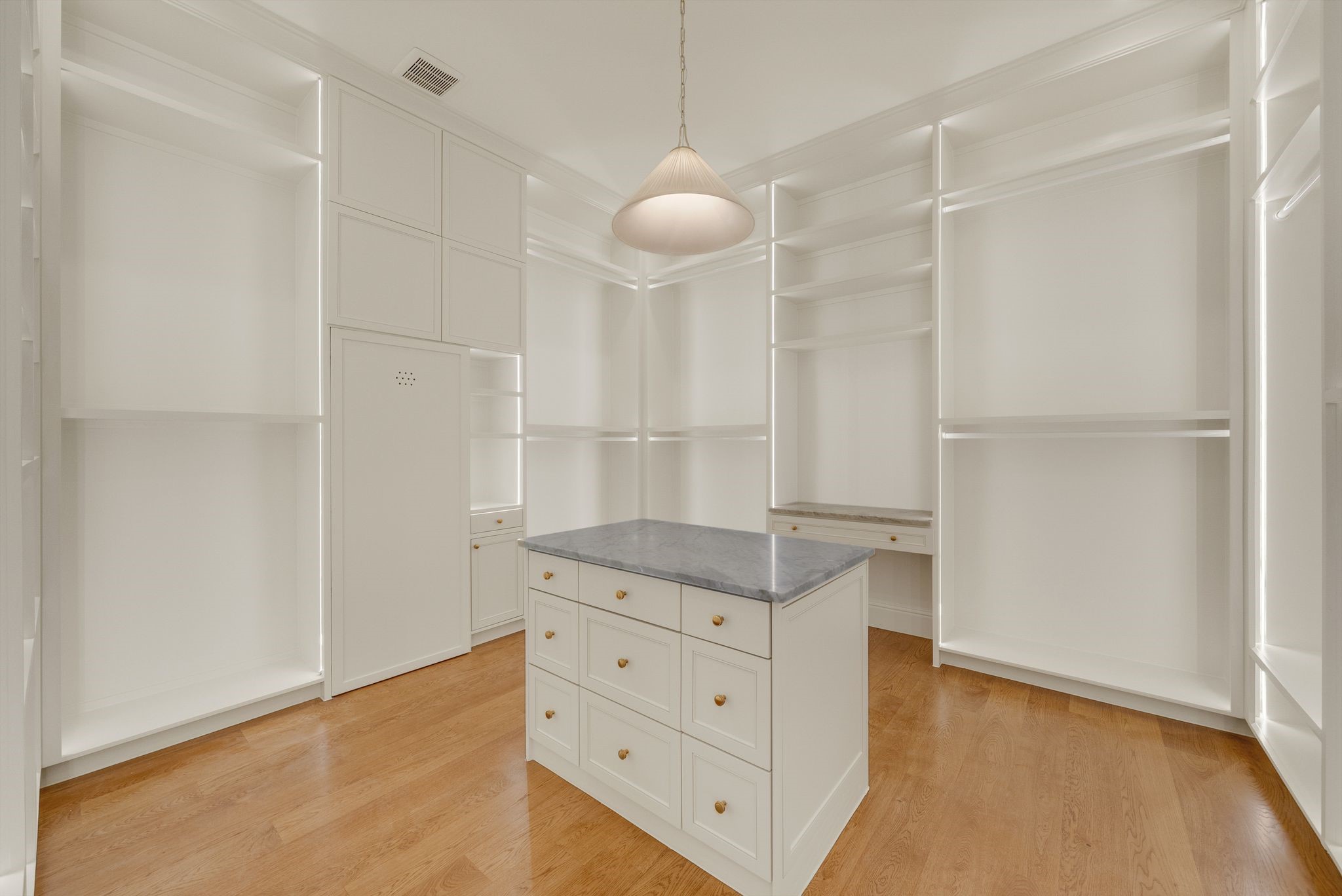 6847 Lakeshore Drive