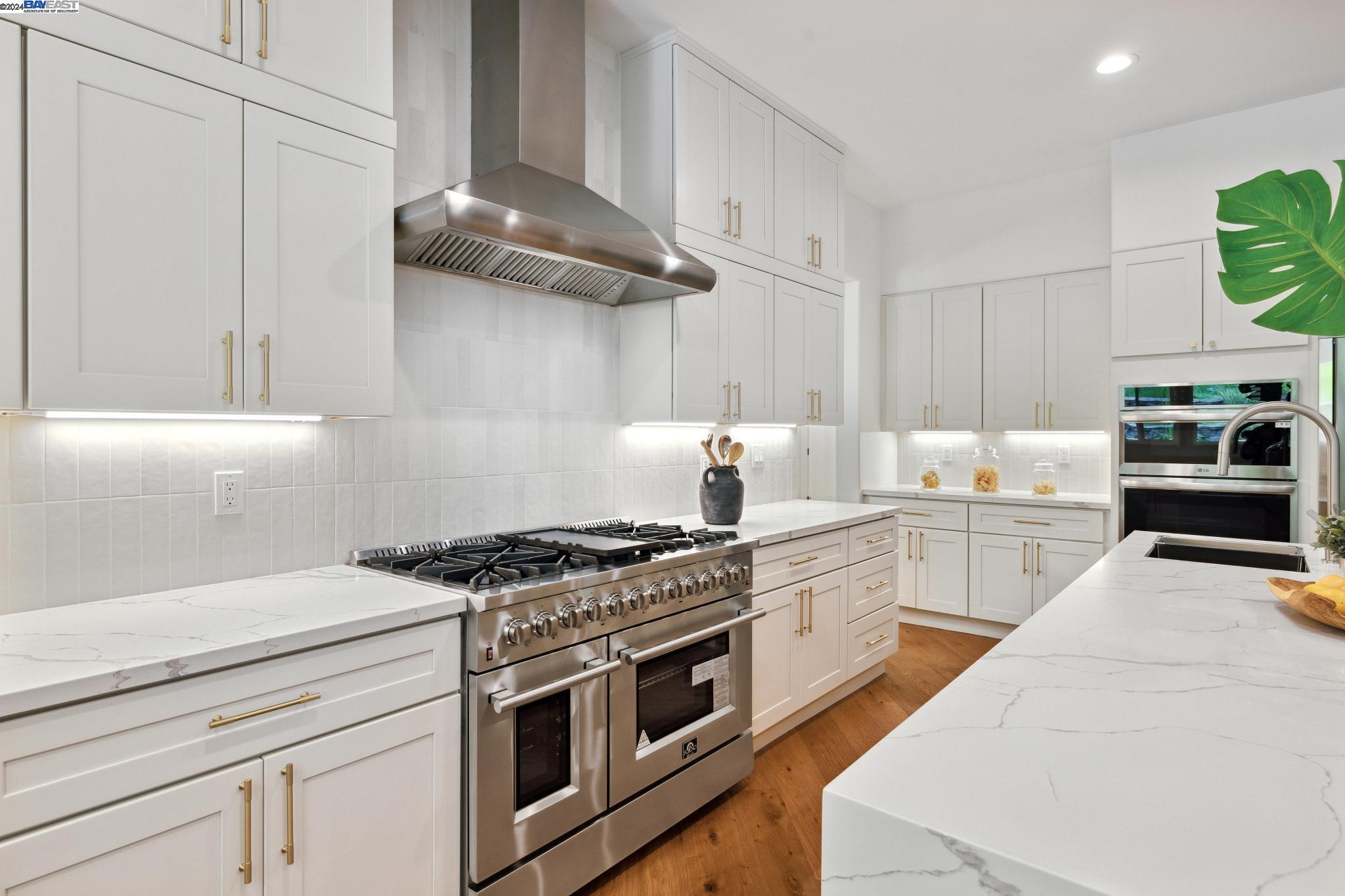 2323 Saddleback Dr