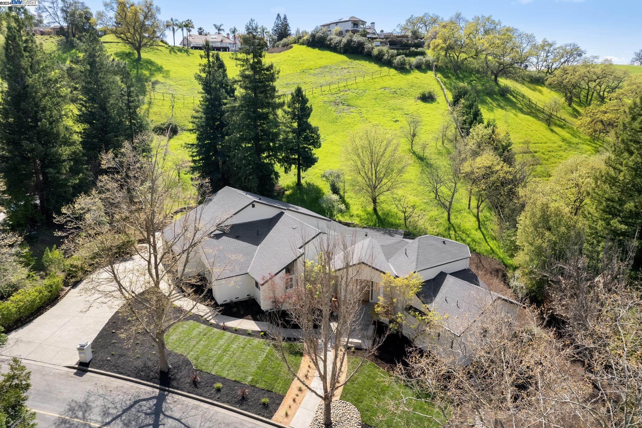 2323 Saddleback Dr