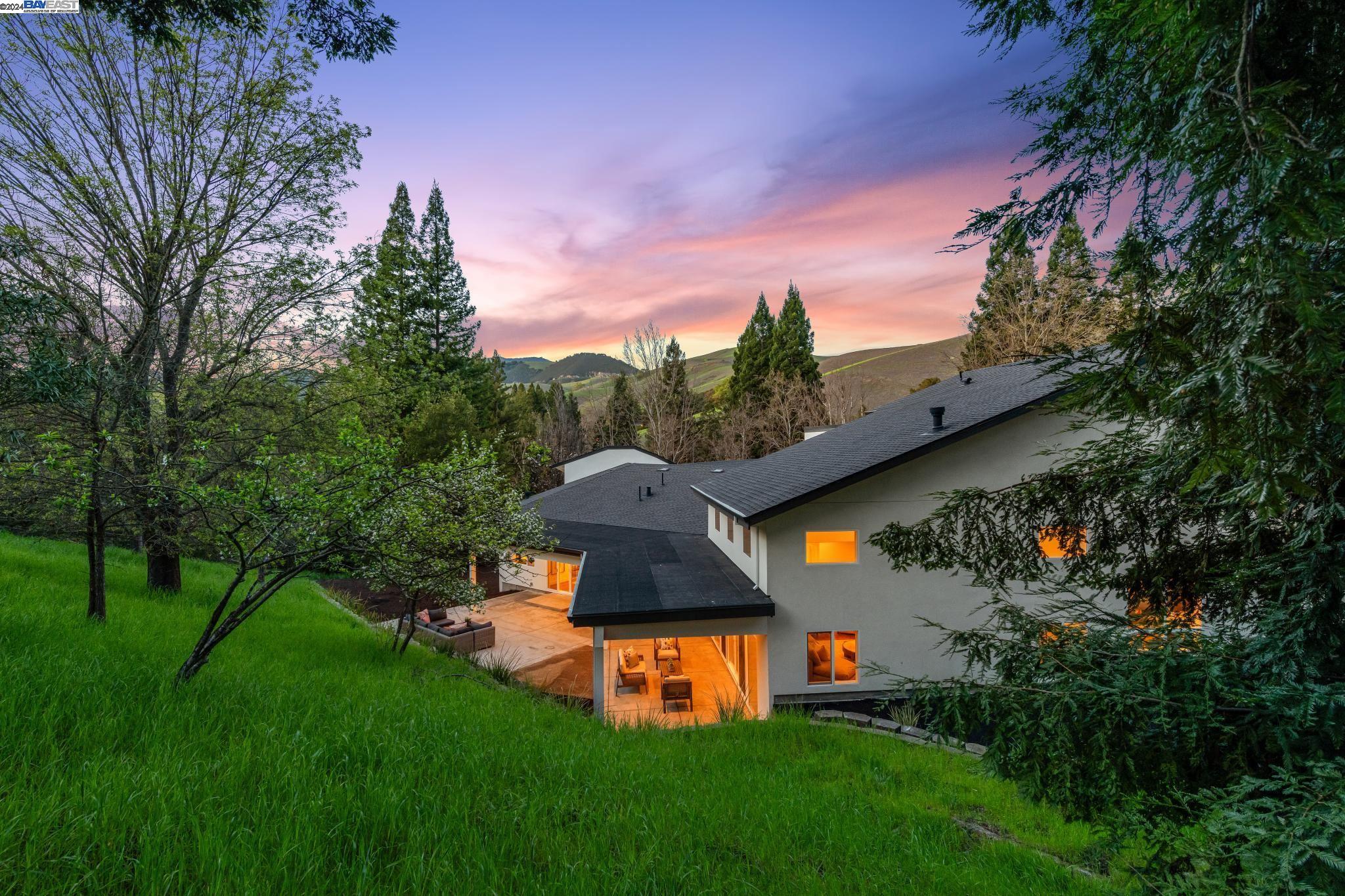 2323 Saddleback Dr