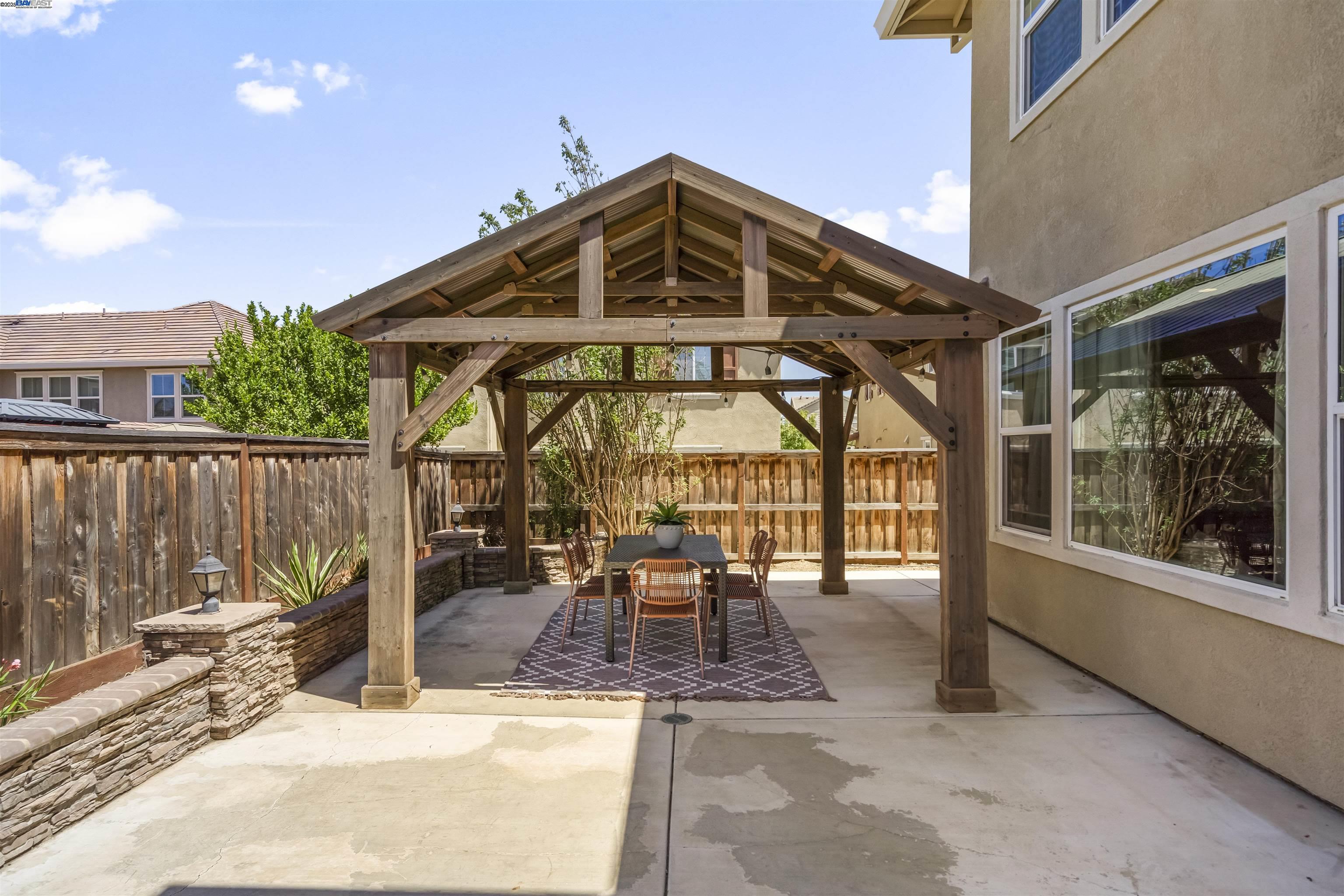 575 W Strauss Dr