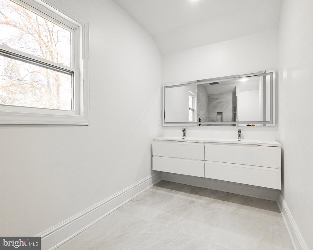 85 N LOCUST AVENUE