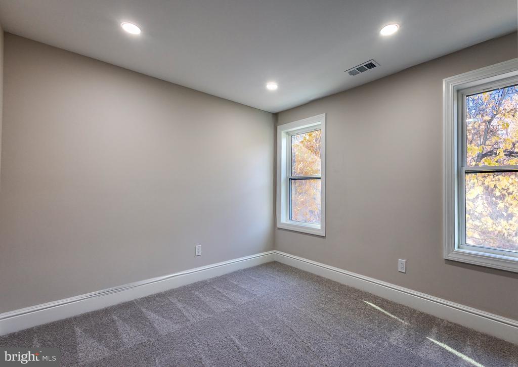 85 N LOCUST AVENUE