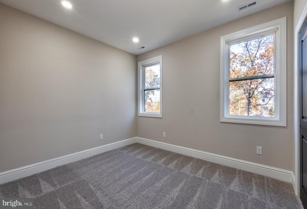 85 N LOCUST AVENUE