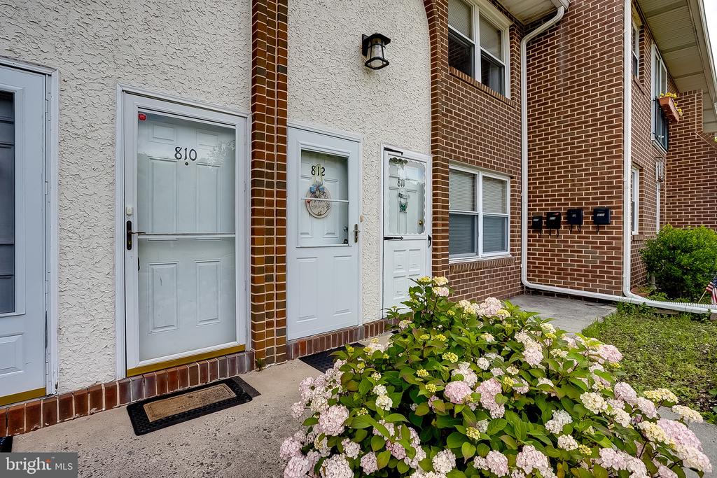 810 WINDING WAY