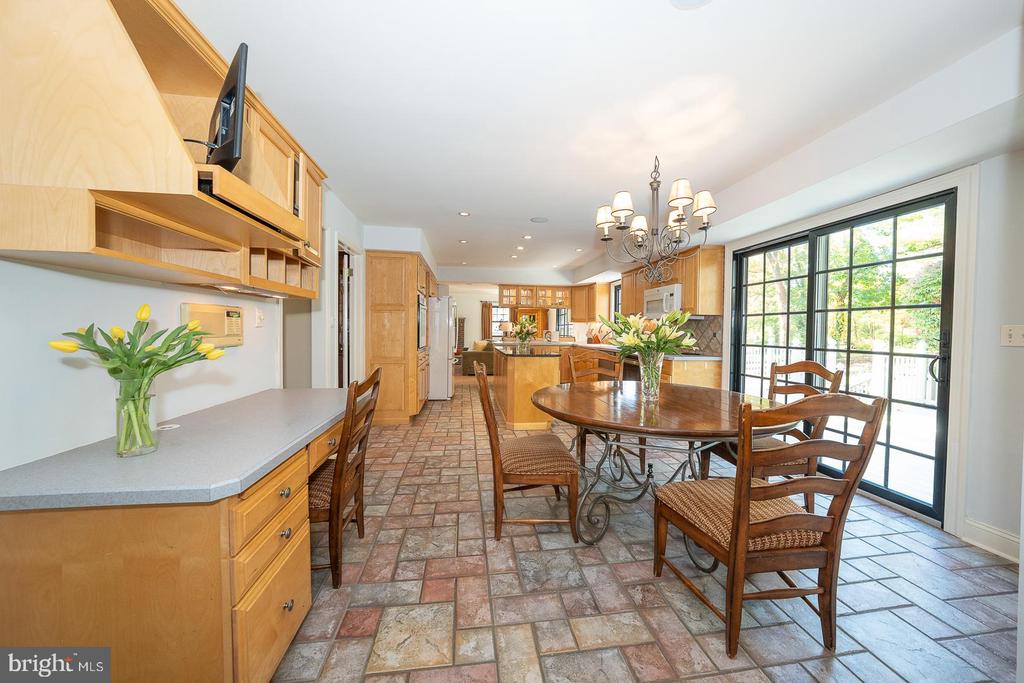 800 MAPLE GLEN LANE