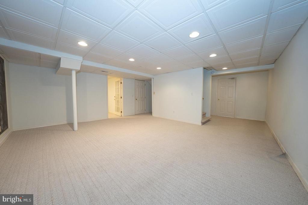 800 MAPLE GLEN LANE