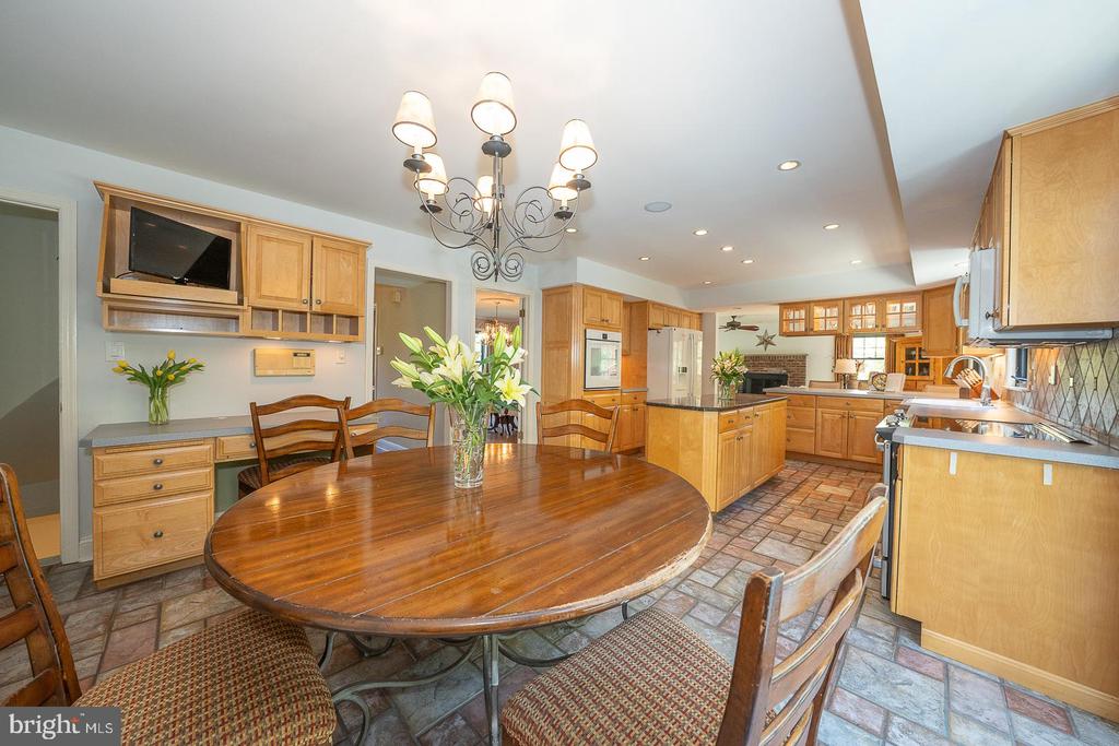 800 MAPLE GLEN LANE