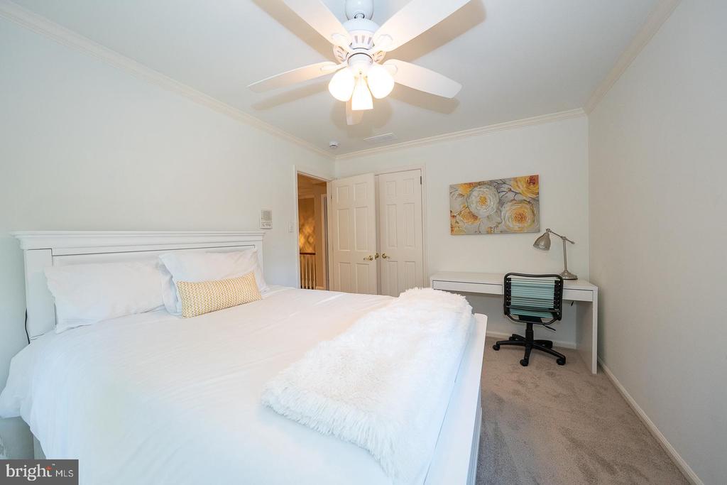 800 MAPLE GLEN LANE