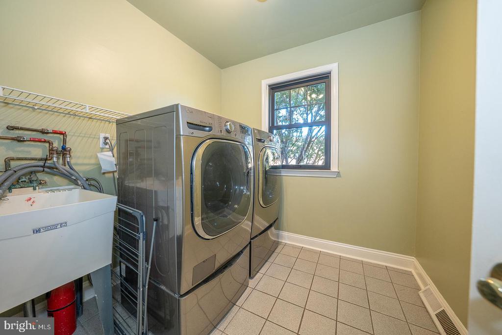 800 MAPLE GLEN LANE