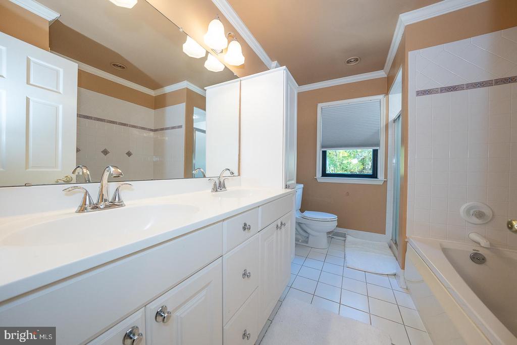 800 MAPLE GLEN LANE