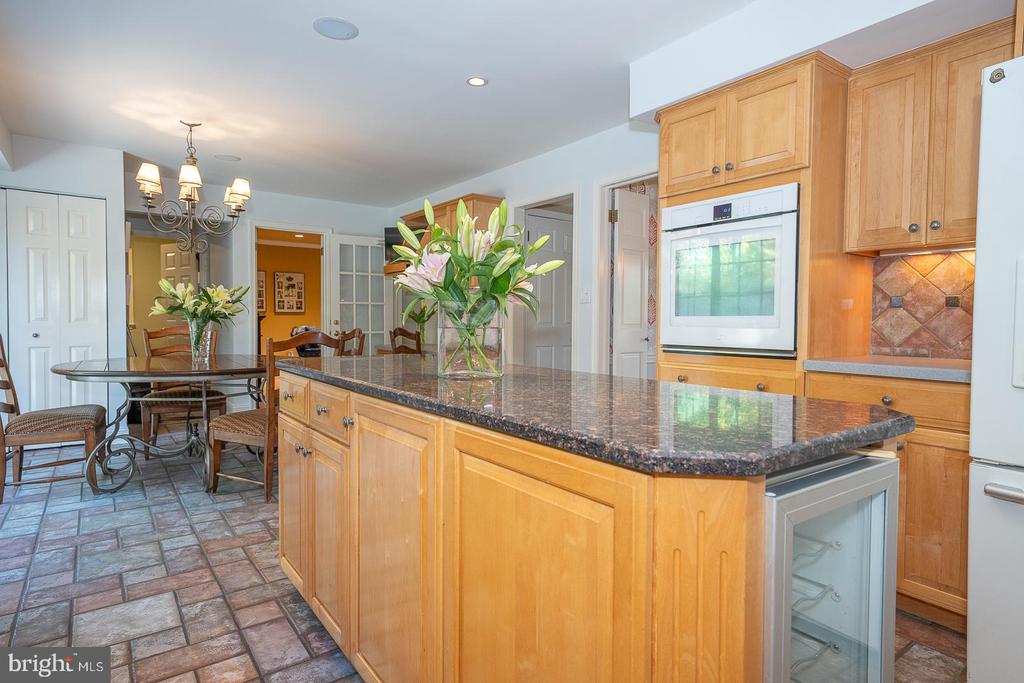 800 MAPLE GLEN LANE