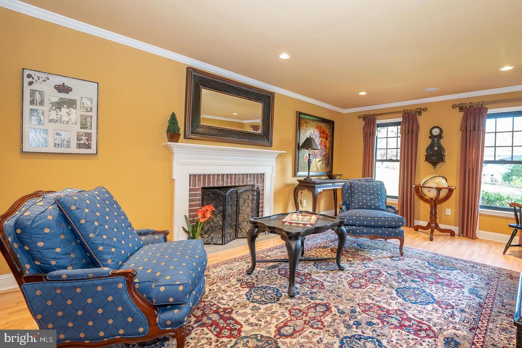 800 MAPLE GLEN LANE