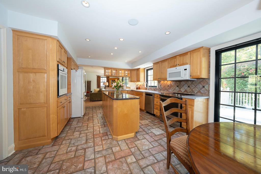 800 MAPLE GLEN LANE