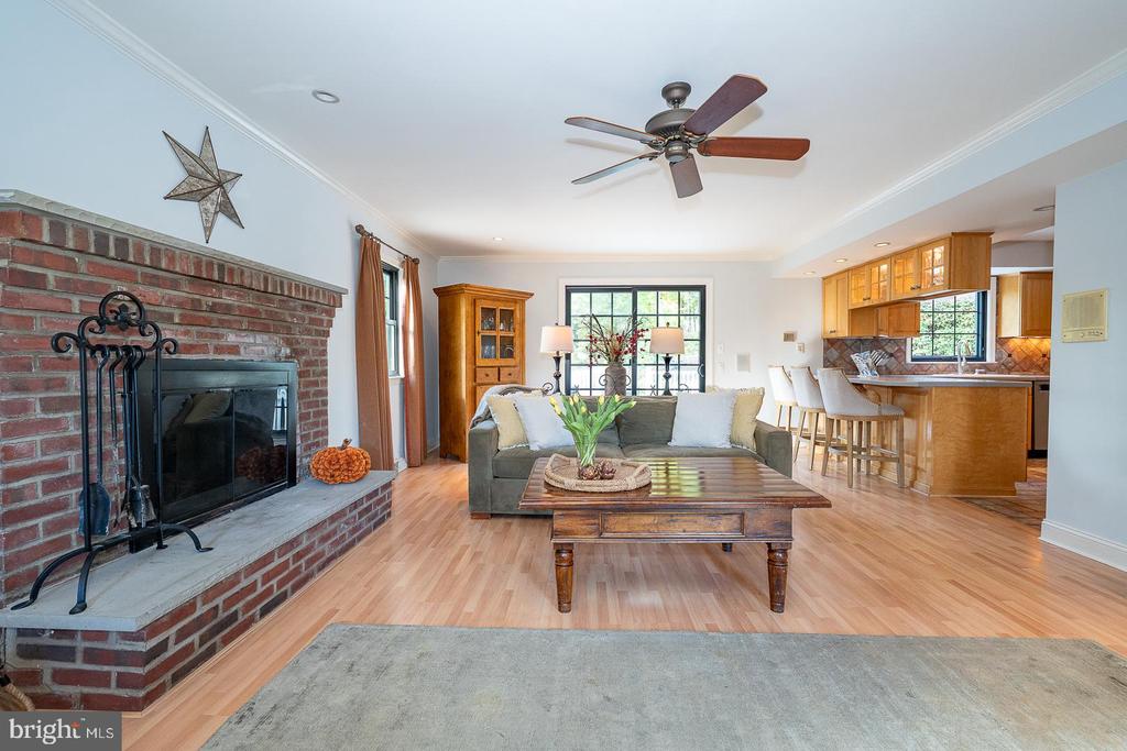 800 MAPLE GLEN LANE