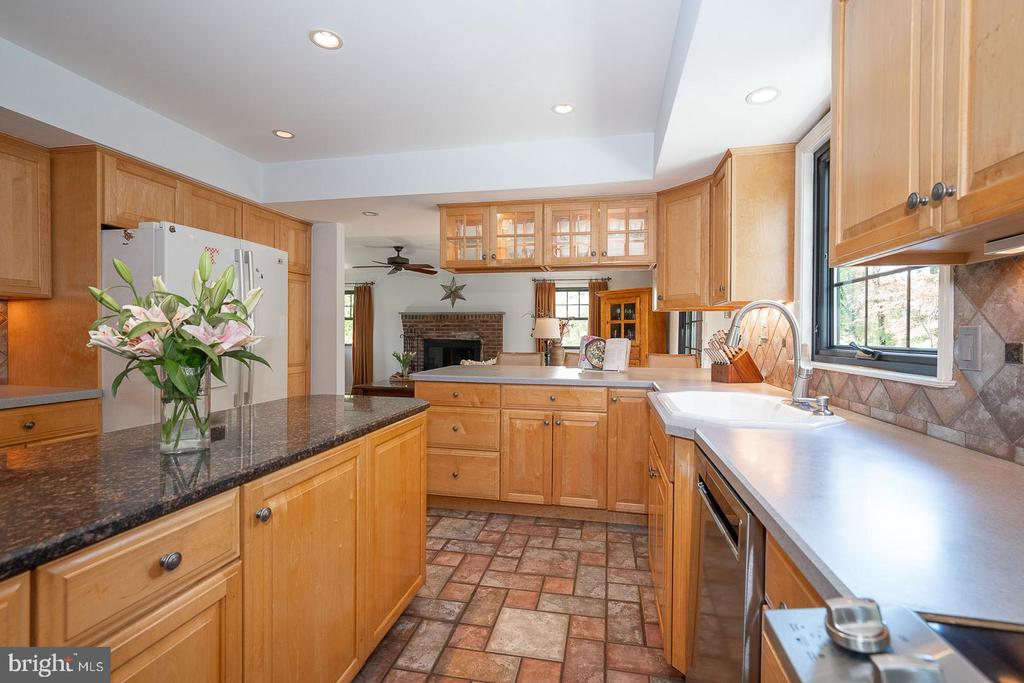 800 MAPLE GLEN LANE