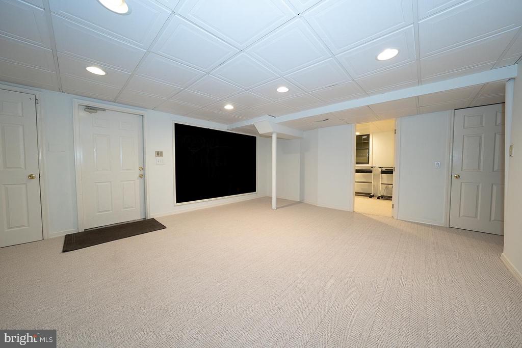 800 MAPLE GLEN LANE
