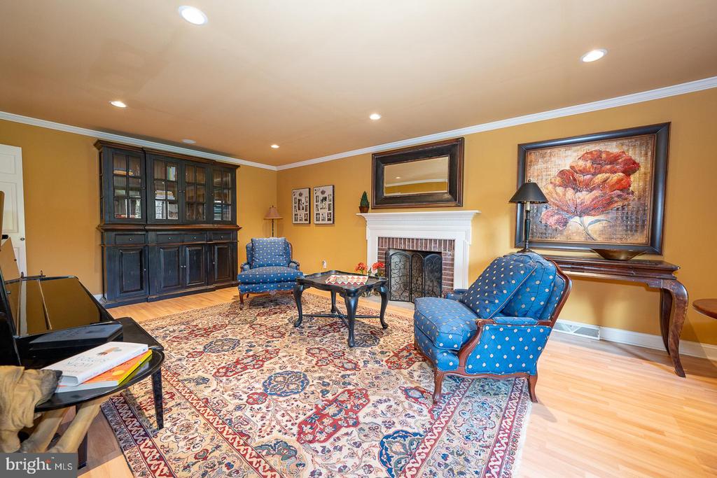 800 MAPLE GLEN LANE