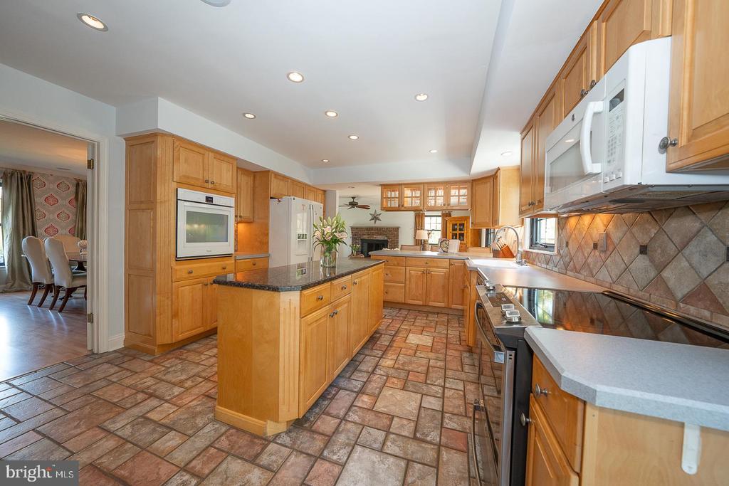 800 MAPLE GLEN LANE