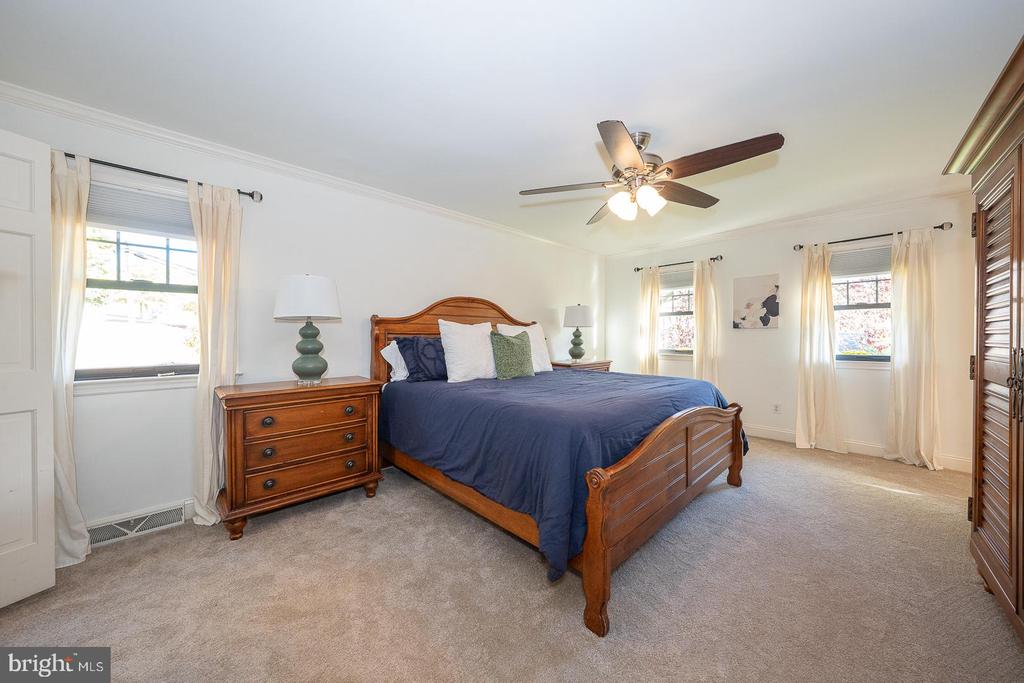 800 MAPLE GLEN LANE