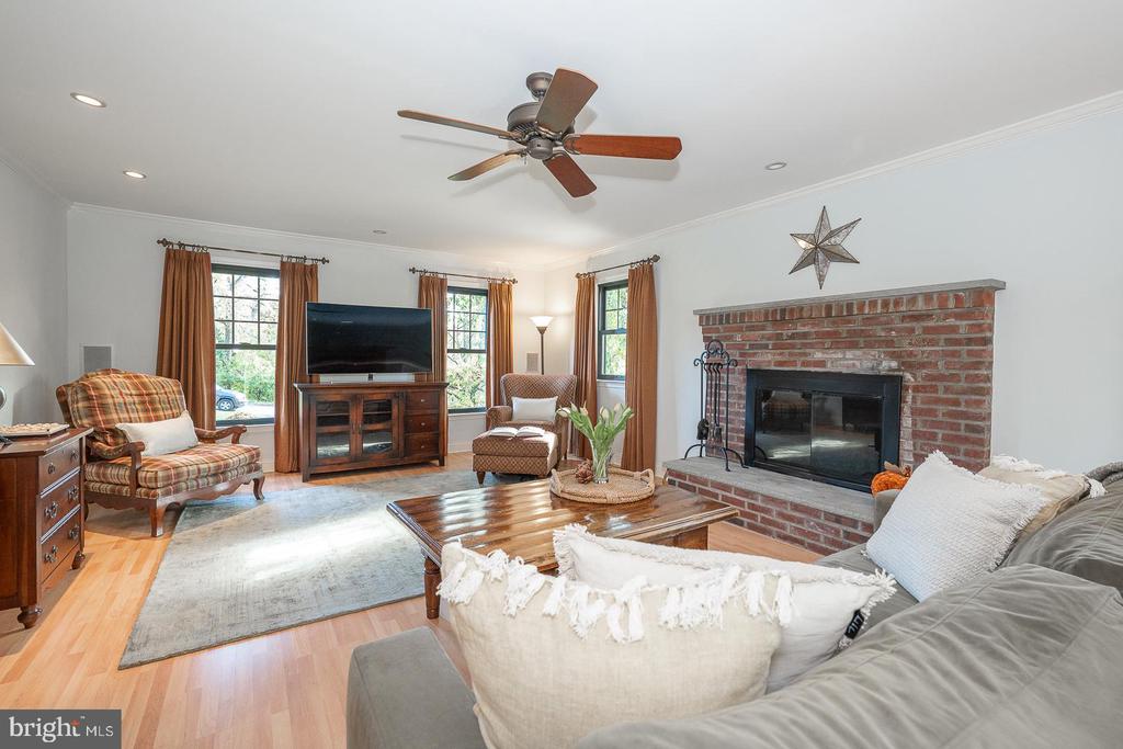 800 MAPLE GLEN LANE