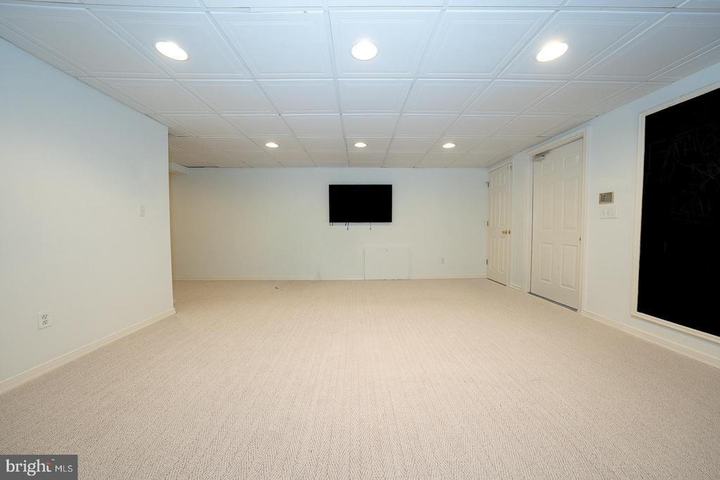 800 MAPLE GLEN LANE