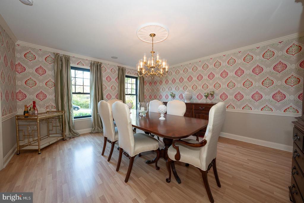 800 MAPLE GLEN LANE