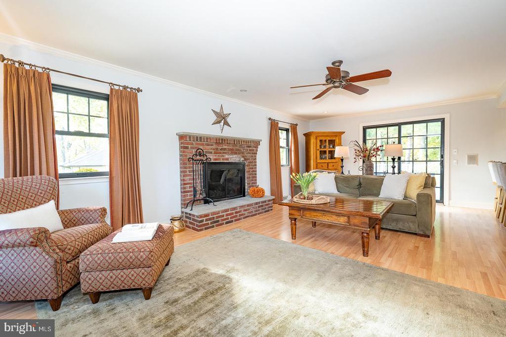 800 MAPLE GLEN LANE