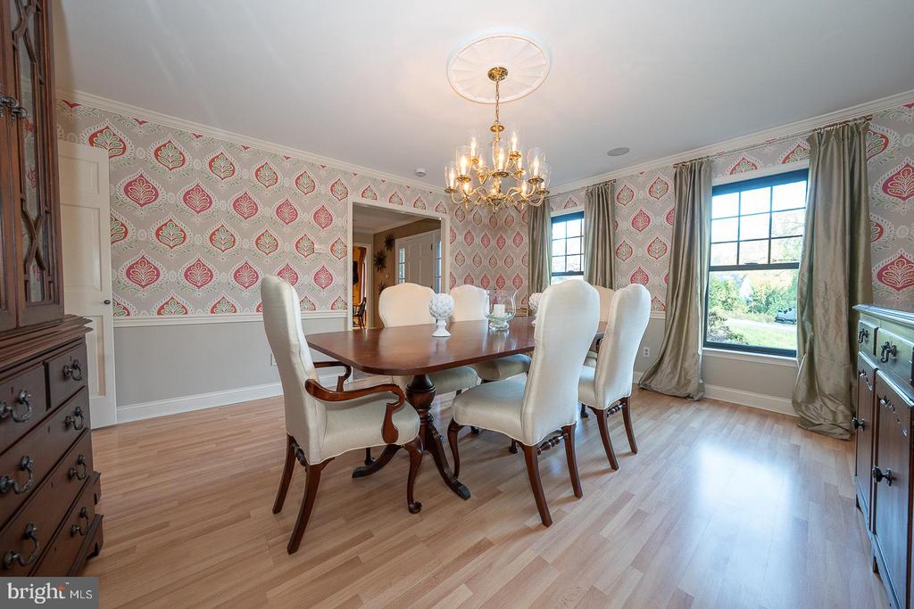 800 MAPLE GLEN LANE