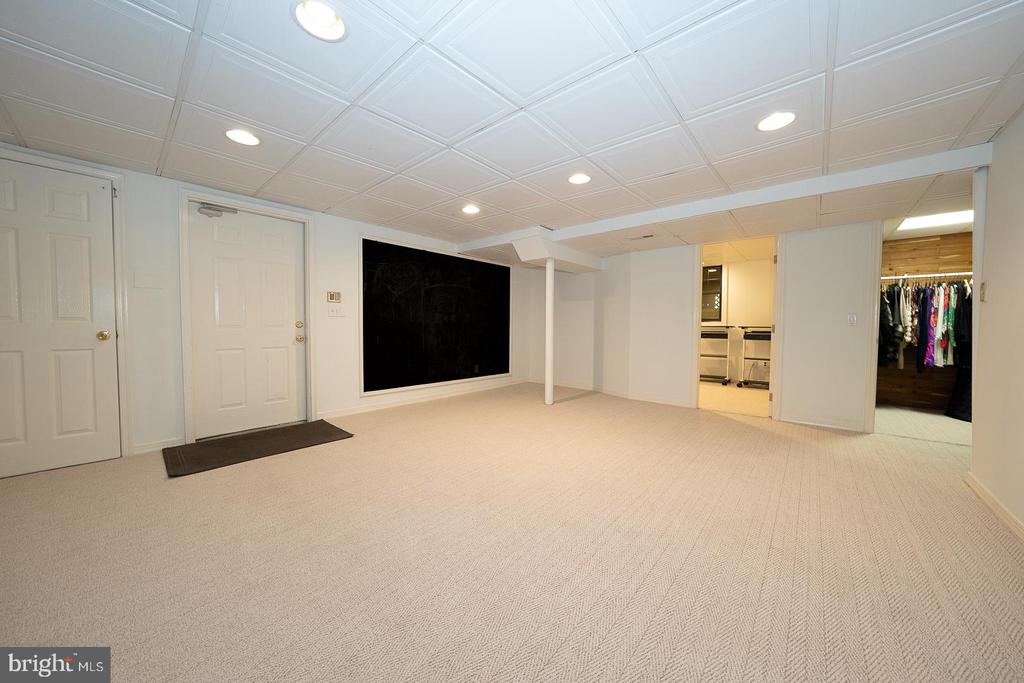 800 MAPLE GLEN LANE
