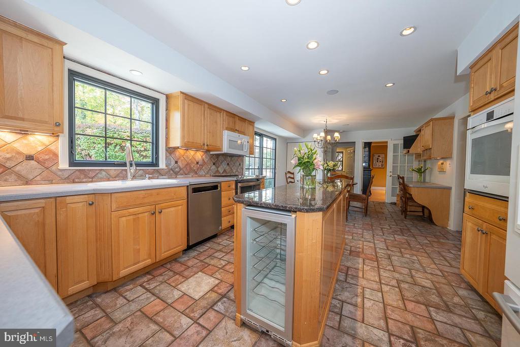 800 MAPLE GLEN LANE