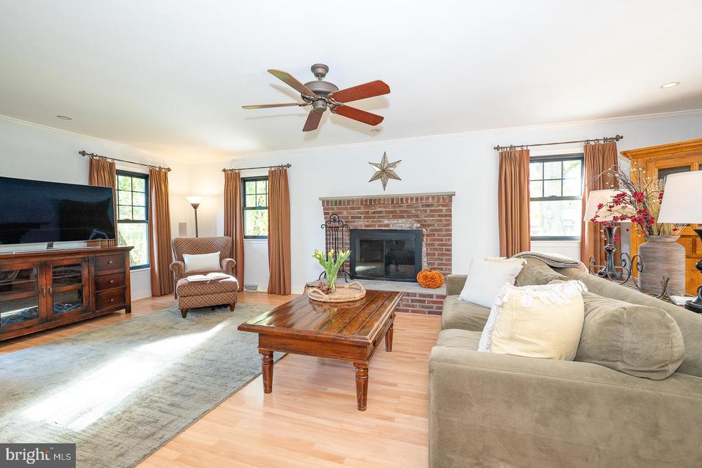 800 MAPLE GLEN LANE