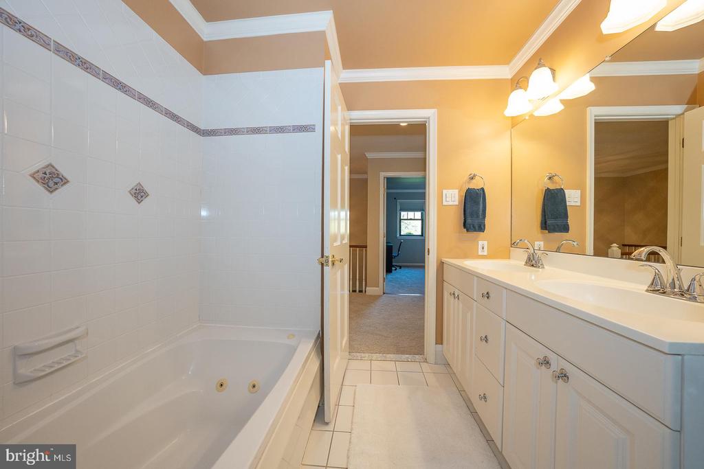 800 MAPLE GLEN LANE