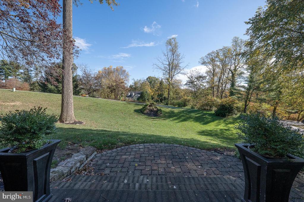 800 MAPLE GLEN LANE