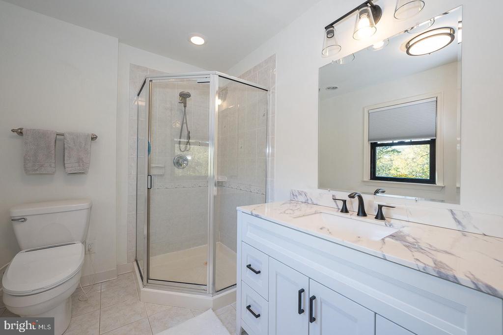 800 MAPLE GLEN LANE