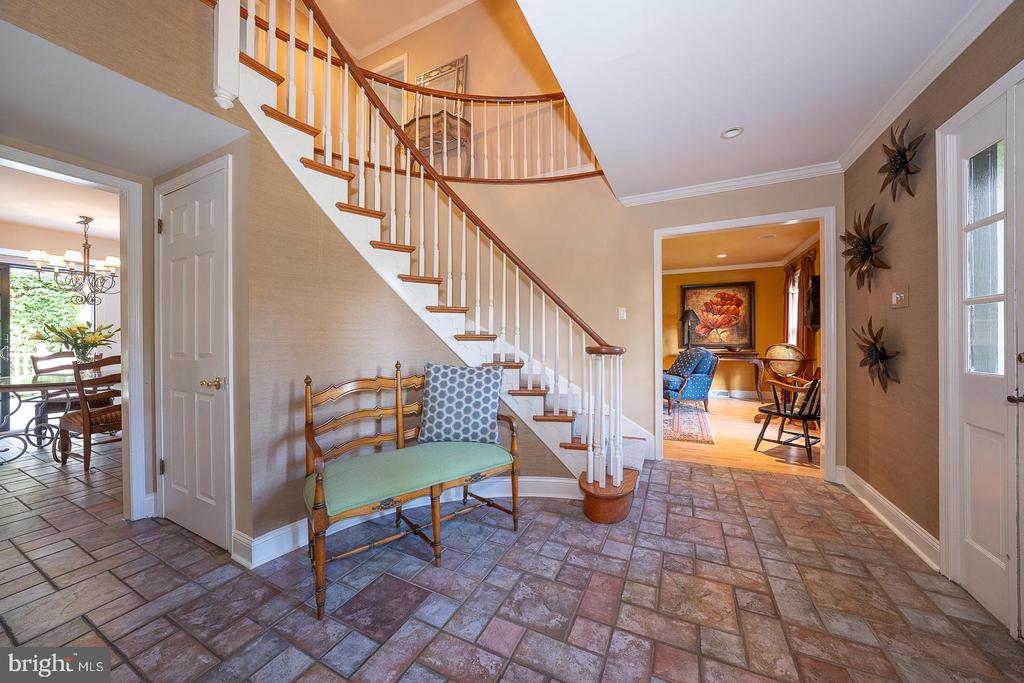 800 MAPLE GLEN LANE