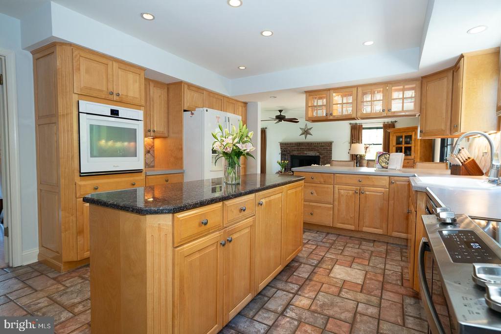 800 MAPLE GLEN LANE
