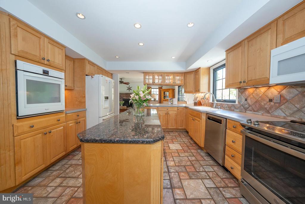 800 MAPLE GLEN LANE